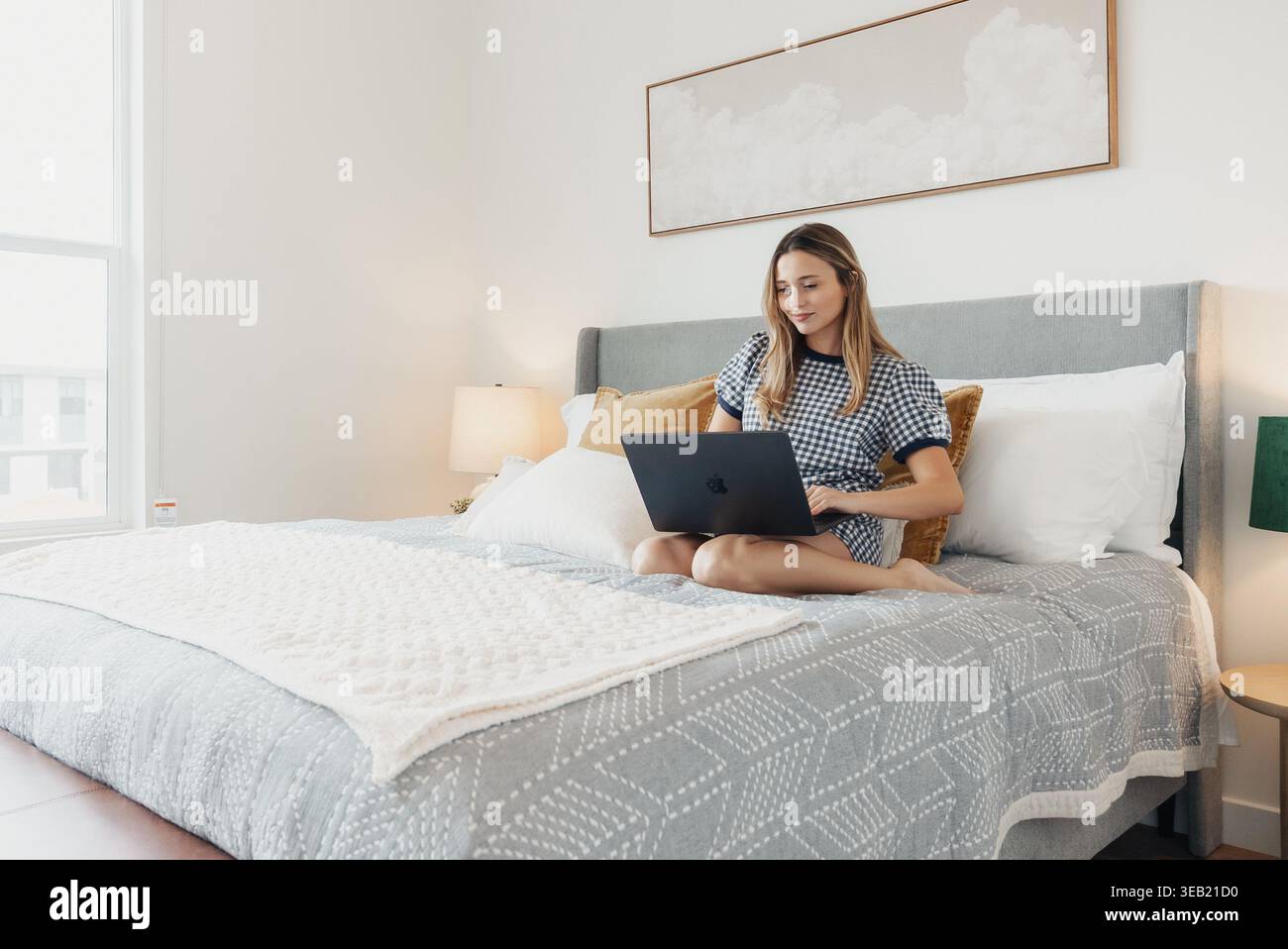 Künstler Auf Bett. Entwerfen Von Inhalten In Gemütlichem Raum. Ungezwungener Schöpfer, Der In Studio-Umgebung Im Schlafzimmer Arbeitet. Entspannte Individuelle Entwicklung Von Medieninhalten Stockfoto