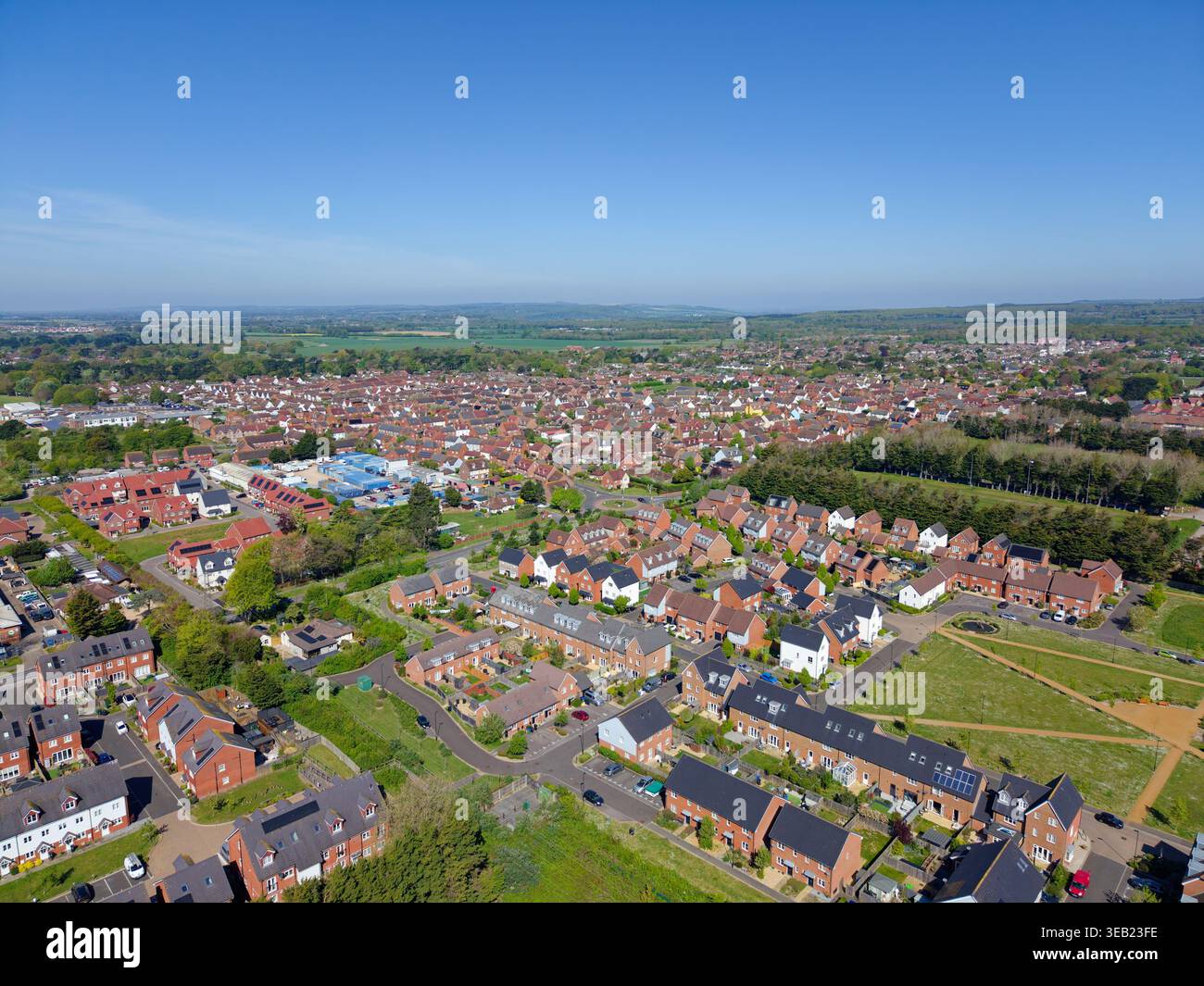 Neue Häuser in Cresswell Private Housing Estate in Angmering, West Sussex, UK, mit anderen neuen Wohnungen in der Ferne. Wohnhäuser, Blick aus der Luft. Stockfoto
