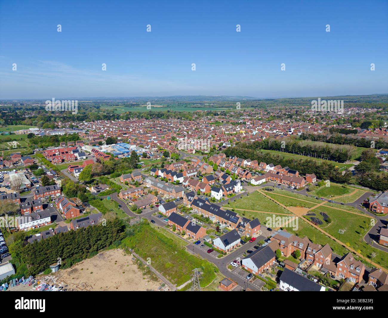 Neue Häuser in Cresswell Private Housing Estate in Angmering, West Sussex, UK, mit anderen neuen Wohnungen in der Ferne. Wohnhäuser, Blick aus der Luft. Stockfoto