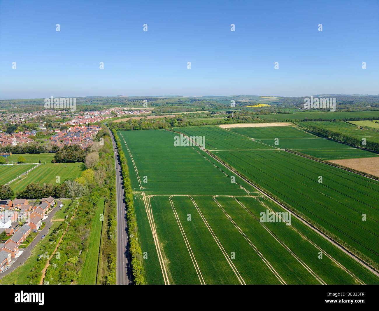 Drohnenansicht von Green Fields an einem sonnigen Frühlingstag mit blauem Himmel an der A280 in Angmering, West Sussex, England, Großbritannien. Stockfoto