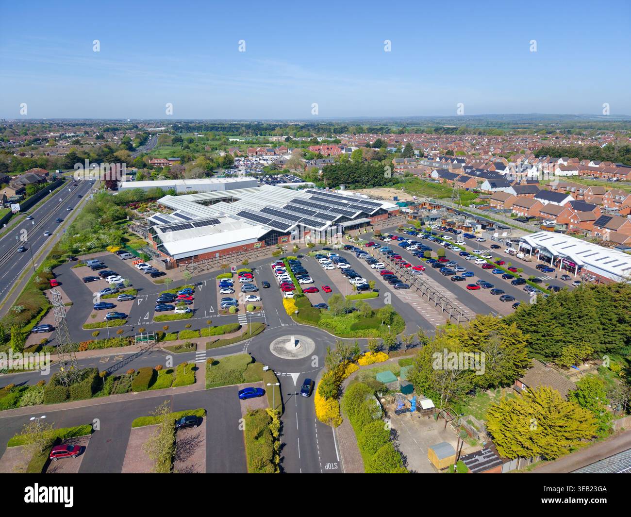 Haskins, ein modernes Gartenzentrum in Roundstone, Angmering, mit Parkplatz für Kunden, an einem sonnigen Frühlingstag in West Sussex, England, Großbritannien, an der A259. Stockfoto