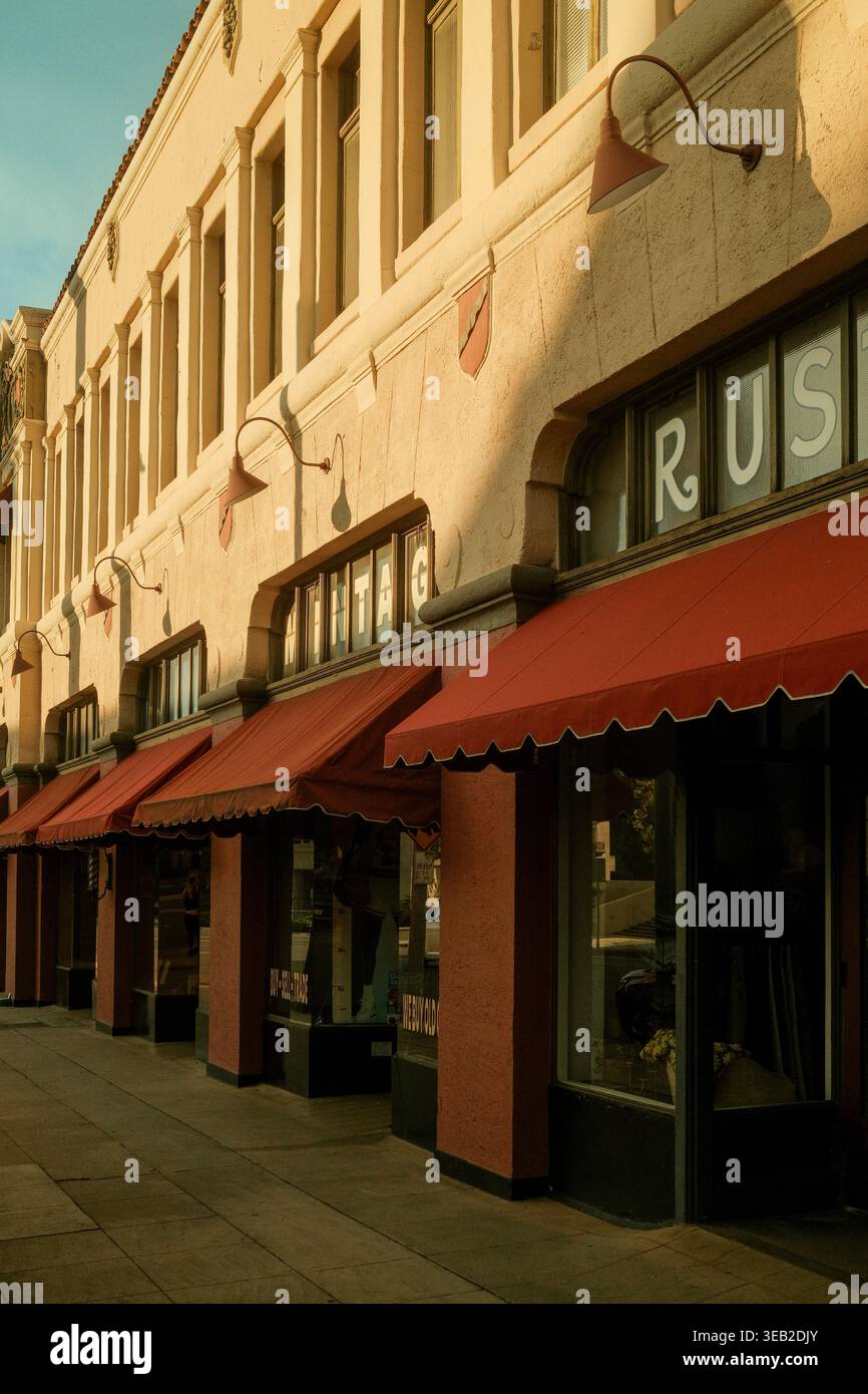 Ladenfronten mit Markisen an einer ruhigen Straße in Redlands, Kalifornien, USA. Stockfoto