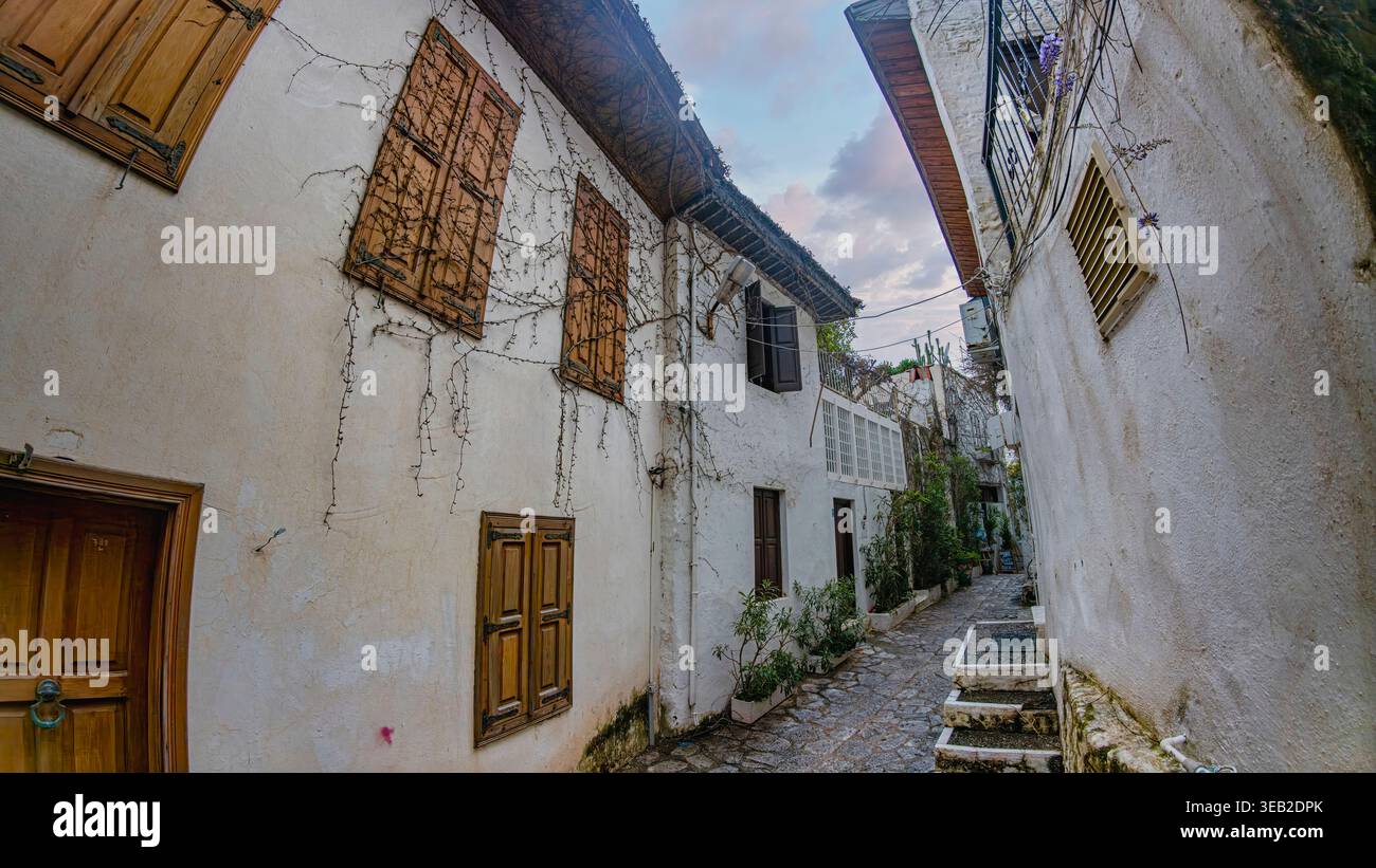 Marmaris, Türkei - 4. April 2026: Historische, enge Kopfsteinpflasterallee in der Altstadt von Marmaris mit traditionellen weiß getünchten Häusern Stockfoto