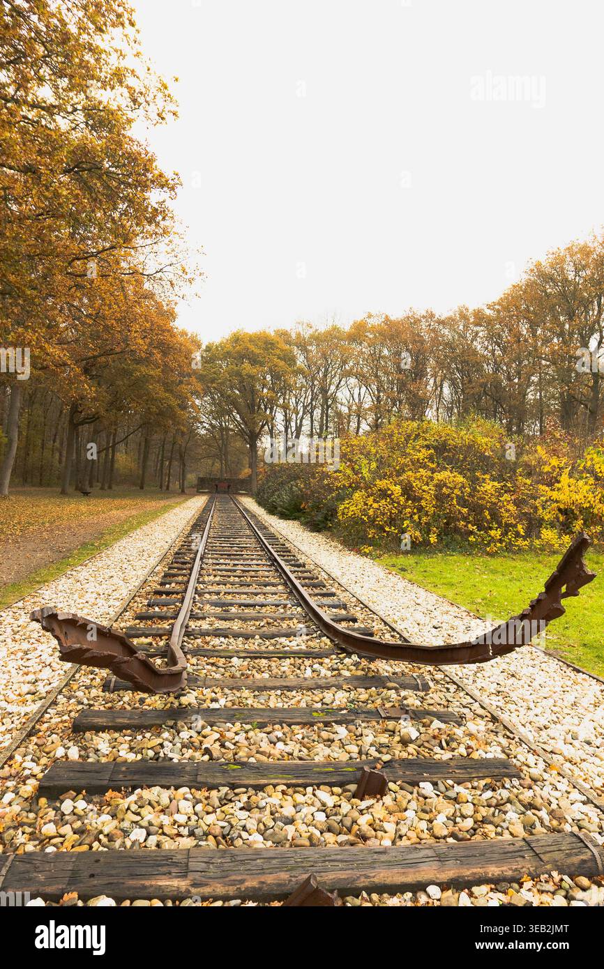 National Monument auf dem Campingplatz Westerbork an der historischen Eisenbahnlinie Stockfoto