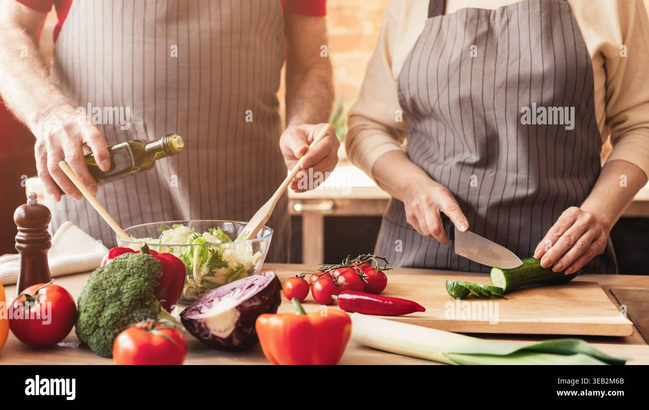 Gemeinsam kochen in einer gemütlichen Küche mit frischem Gemüse und hausgemachtem Salat Stockfoto
