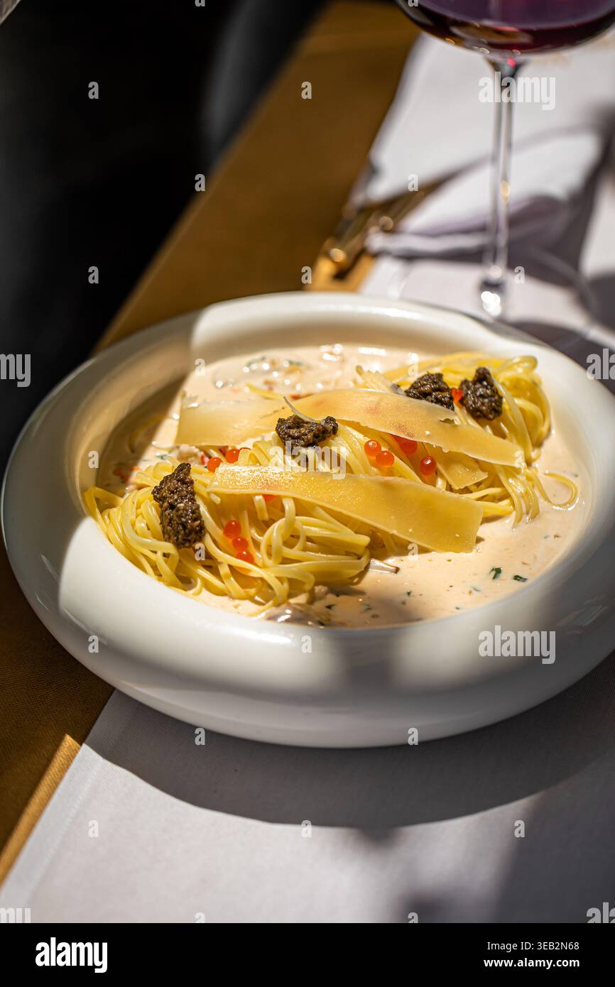 Pasta mit Trüffelparmesan und cremiger Sauce Stockfoto