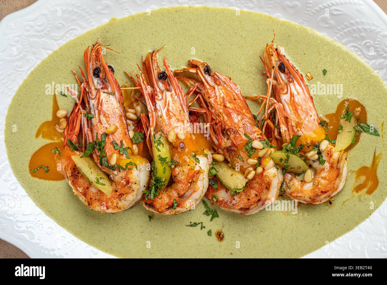 Gegrillte Garnelen mit Avocado und Pinienkernen Stockfoto