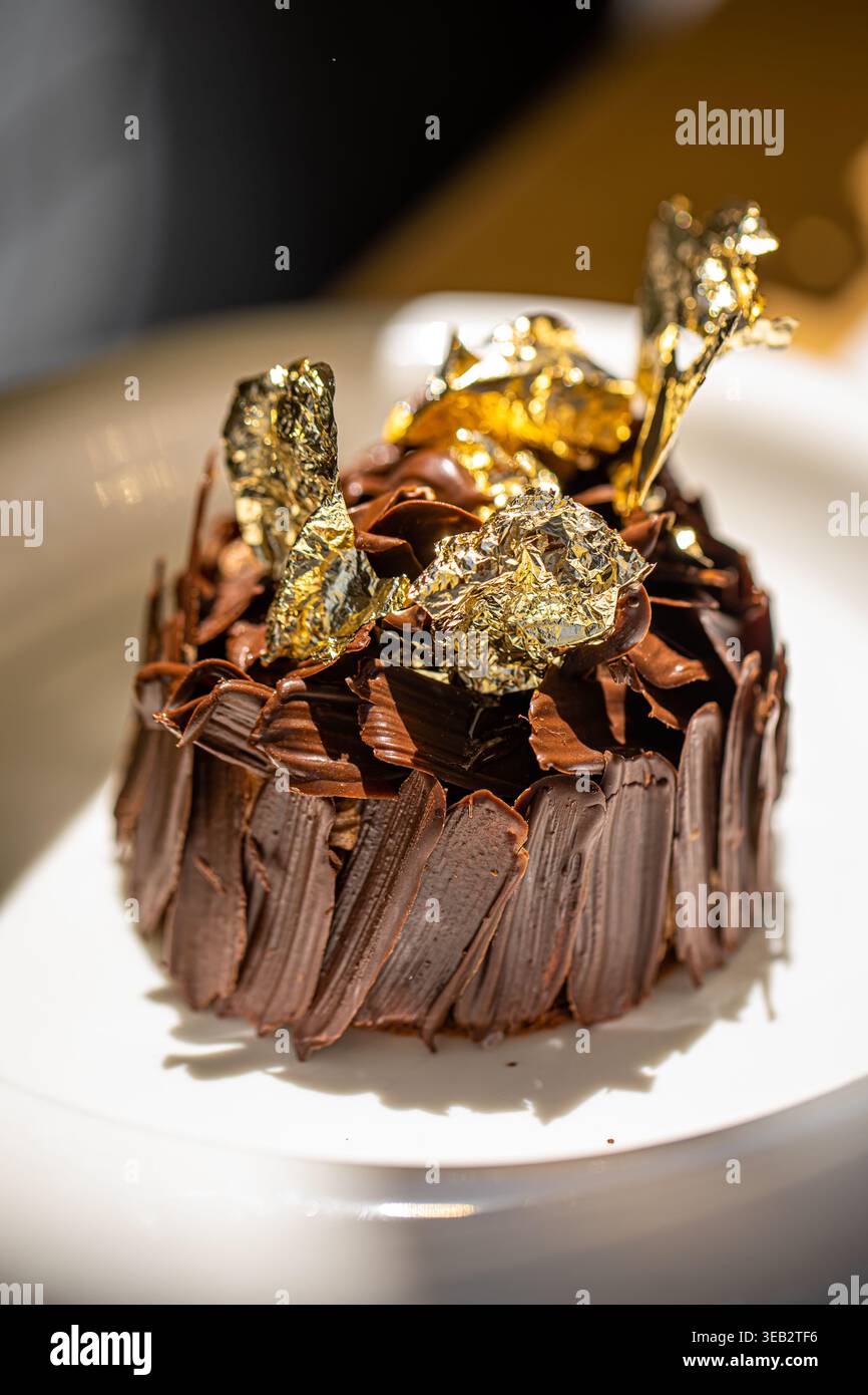 Schokoladendessert mit Blattgold Stockfoto