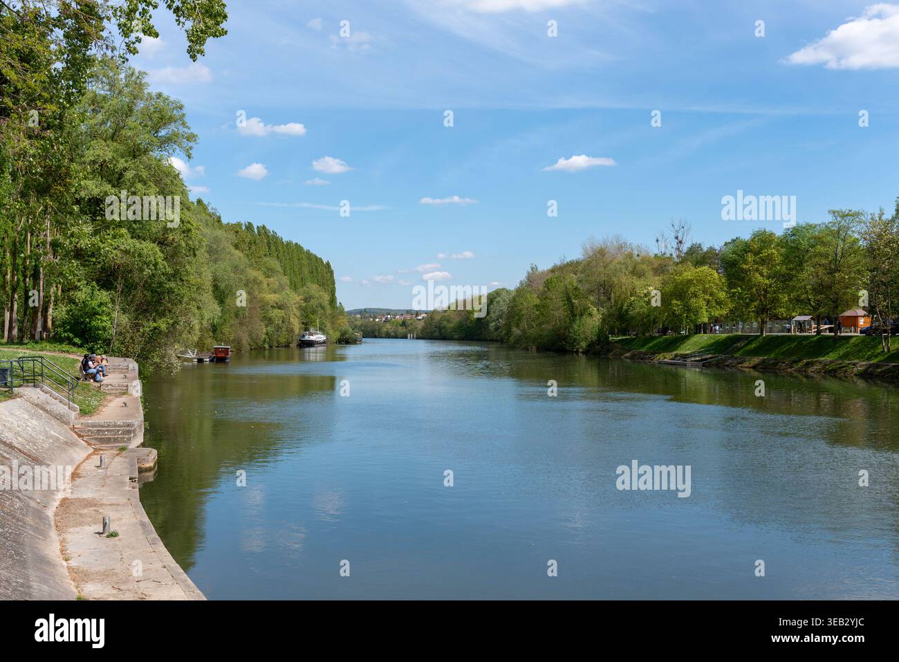 Menschen genießen das warme Frühlingswetter am Ufer des Flusses Oise. Stockfoto
