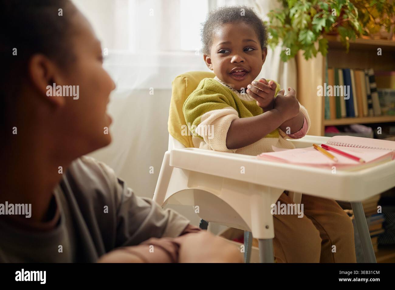 Black Mother and Child Sharing Moments in Low Income Home Stockfoto