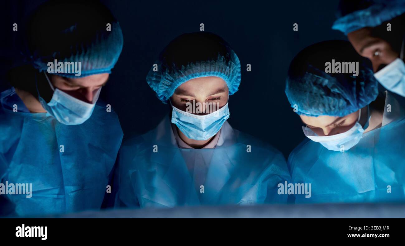 Chirurg Bei Der Arbeit. Medizinisches Team, Das Die Operation Durchführt Stockfoto