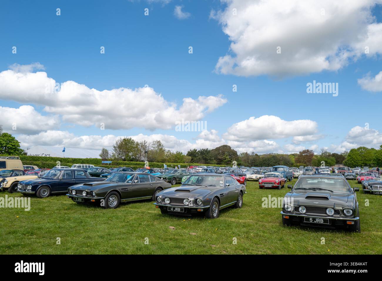 20. April: Die dreifache Reihe nummerierte Aston Martin auf dem Oldtimer- und Oldtimerparkplatz auf der Goodwood Race Circuit, West Sussex, England, Großbritannien. Stockfoto