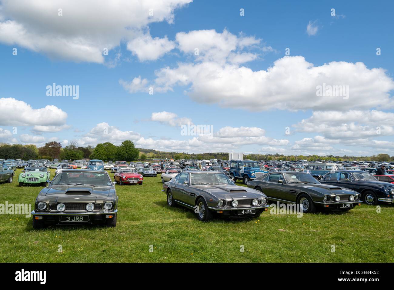 20. April: Die dreifache Reihe nummerierte Aston Martin auf dem Oldtimer- und Oldtimerparkplatz auf der Goodwood Race Circuit, West Sussex, England, Großbritannien. Stockfoto