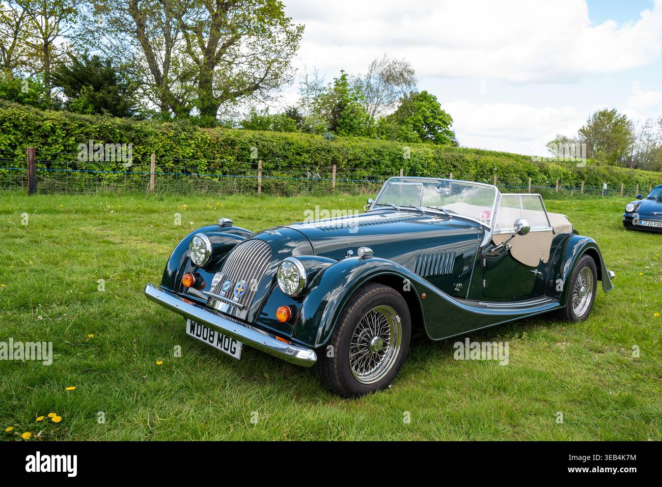 20. April: Morgan auf dem Oldtimer-Parkplatz auf der Goodwood Race Circuit, West Sussex, England, Großbritannien. Stockfoto