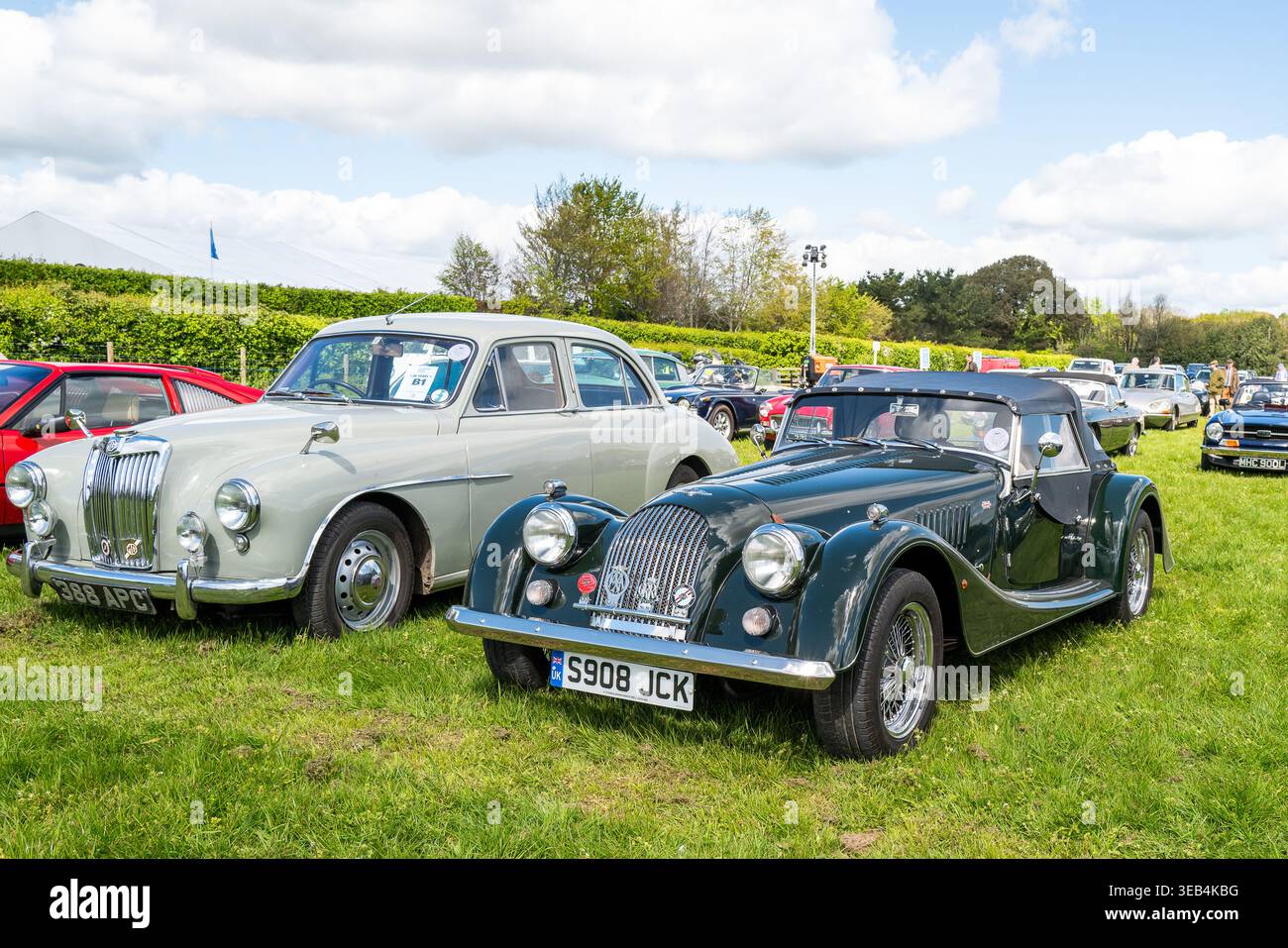 20. April: Morgan und Riley auf dem Oldtimer-Parkplatz auf der Goodwood Race Circuit, West Sussex, England, Großbritannien. Stockfoto