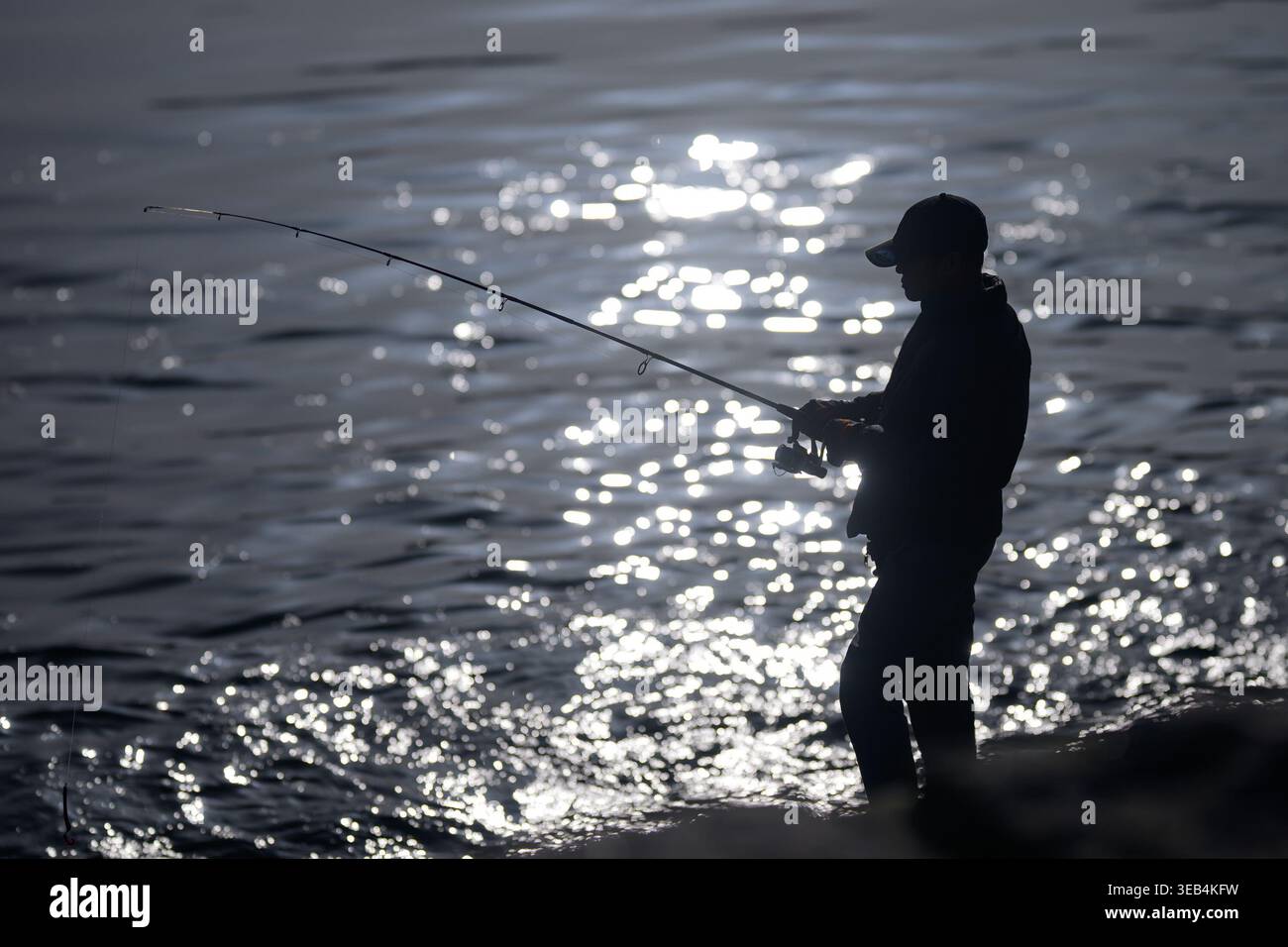 Silhouette der Mann Angeln Stockfoto