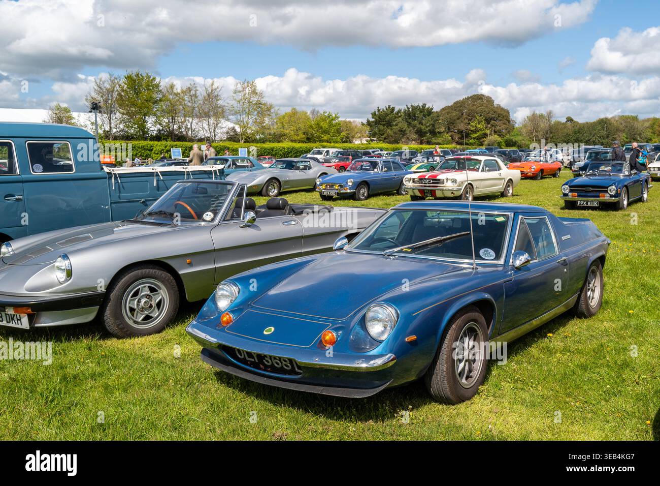 20. April: Blue Lotus auf dem Parkplatz für Oldtimer und klassische Autos auf der Goodwood Race Circuit, West Sussex, England, Großbritannien. Stockfoto