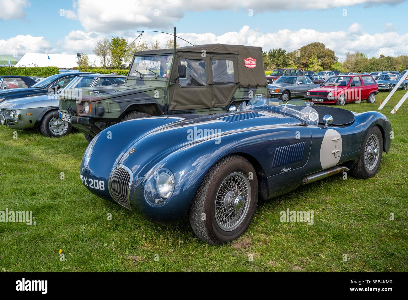 20. April: Auf dem Oldtimer-Parkplatz auf der Goodwood Race Circuit, West Sussex, England, Großbritannien. Stockfoto