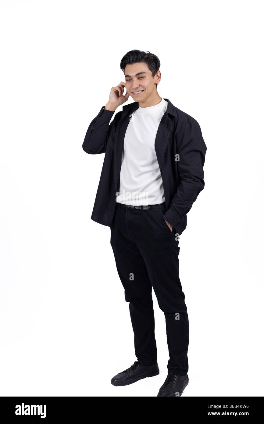 Mann, der auf einem Smartphone spricht, während er im Studio steht Stockfoto