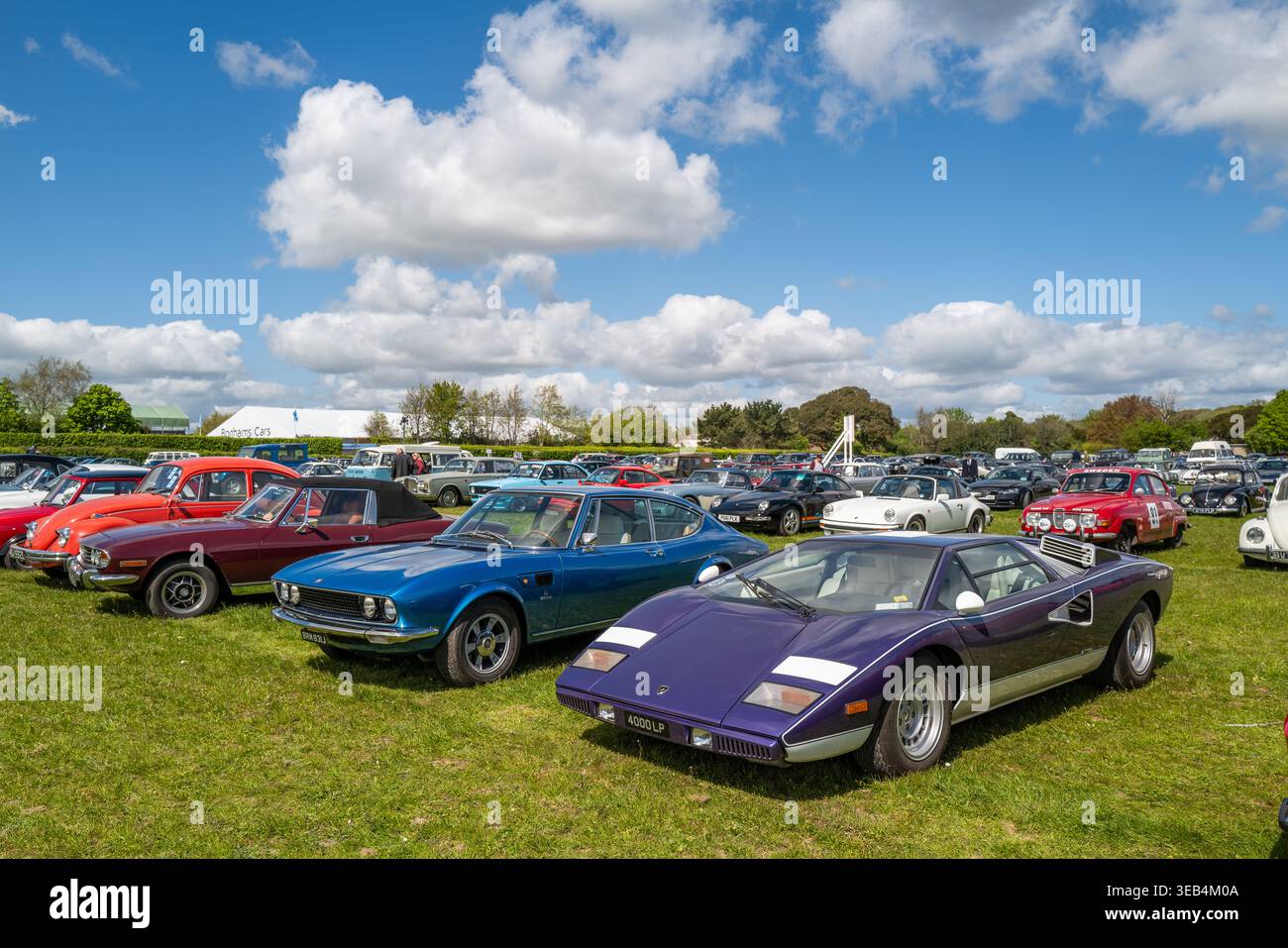 20. April: Zweifarbiges lila Lamborghini Countach auf dem Goodwood Race Circuit, West Sussex, England, Großbritannien. Stockfoto