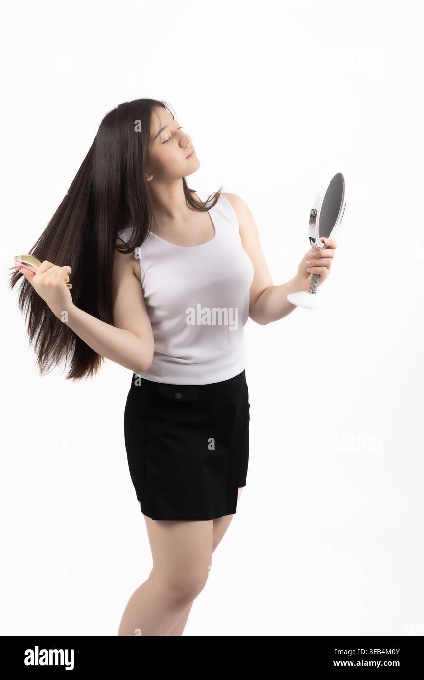 Frau, die ein Smartphone hält und überrascht aussieht Stockfoto