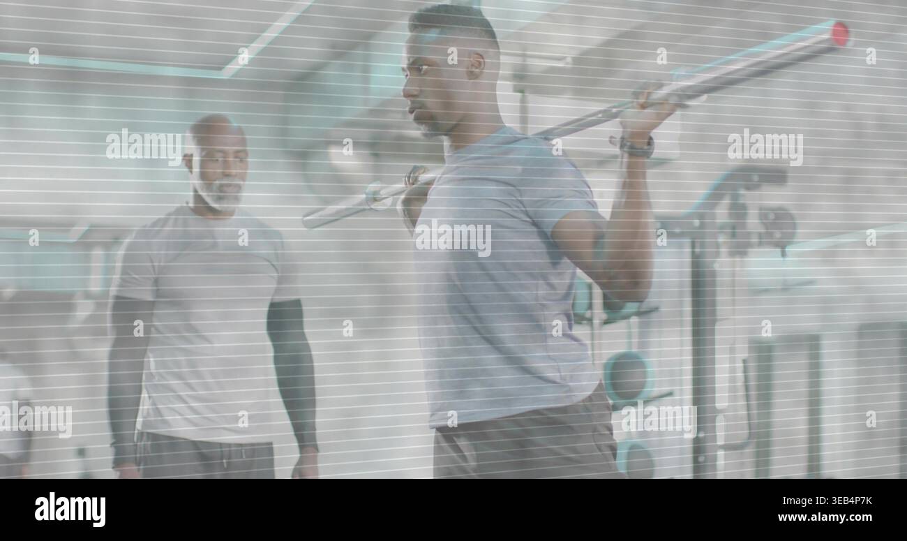 Ein Mann in grauem T-Shirt und dunklen Shorts, der Langhantel am Hocker hält, der Trainer überwacht Stockfoto