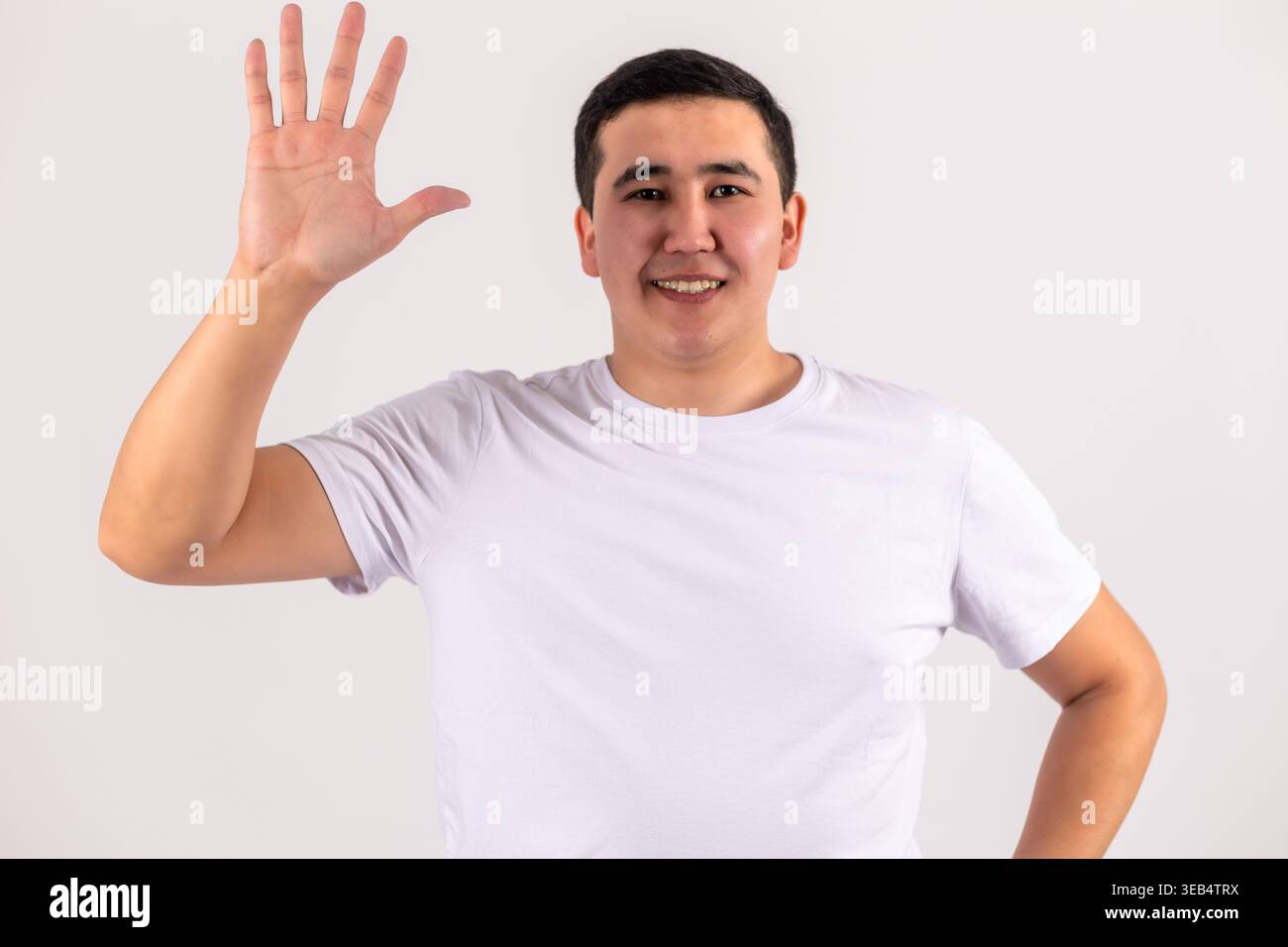 Ein Mann zeigt fünf Finger mit einer freundlichen Handgeste Stockfoto