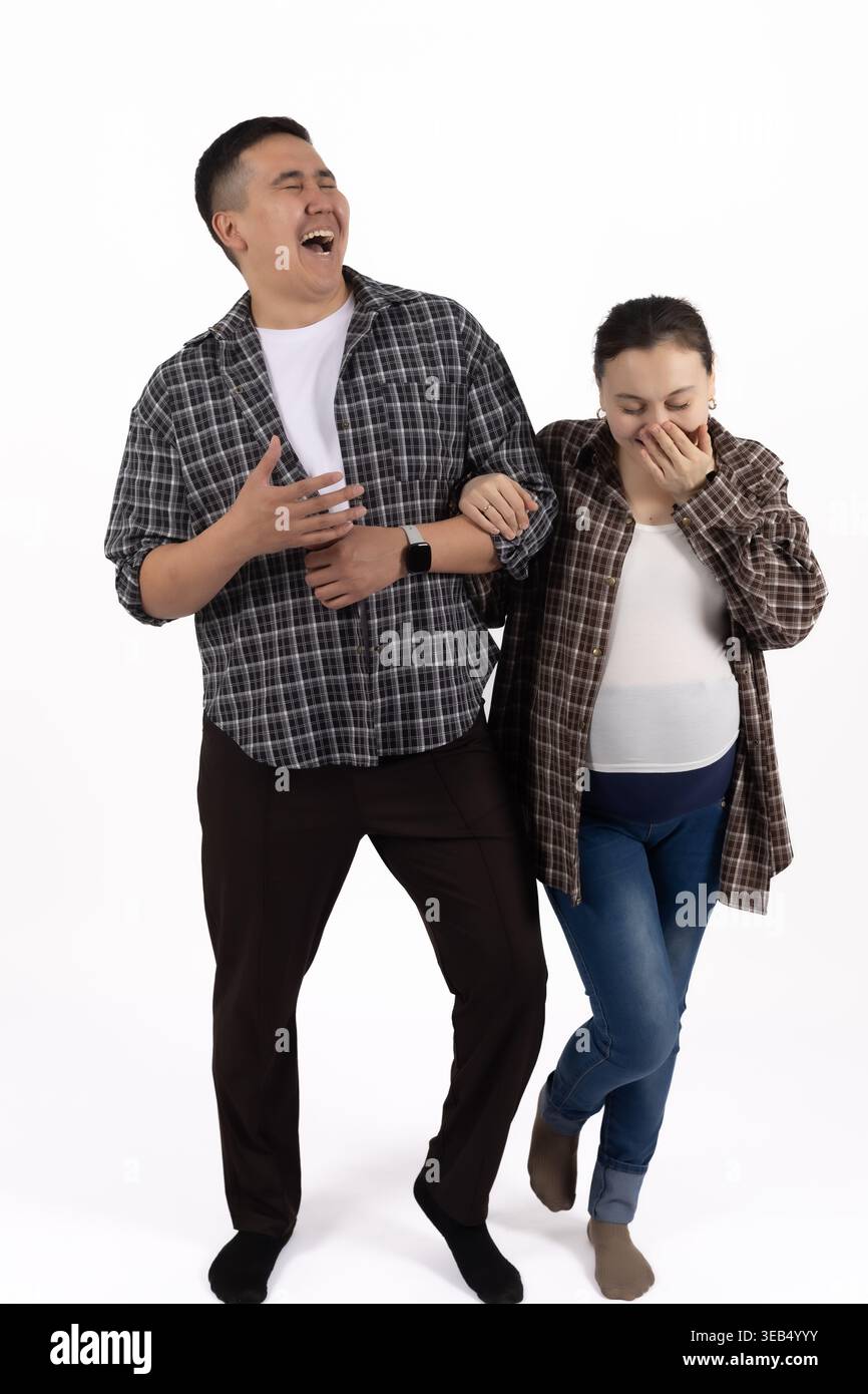 Ein Paar posiert zusammen mit einem Mann, der ein Telefon hält Stockfoto
