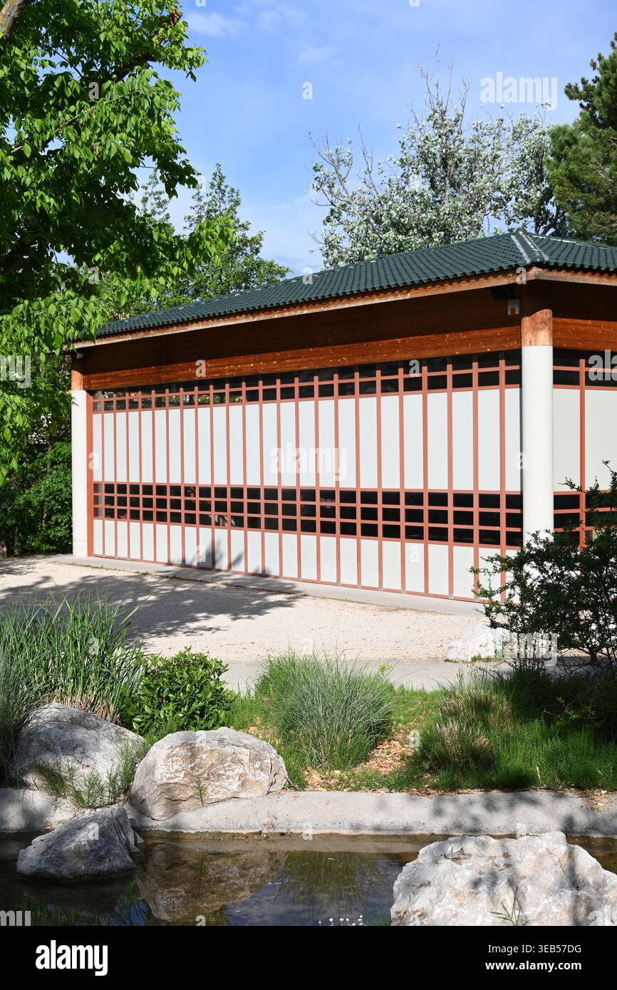 Japanisches kein Theater oder Theatergebäude (1992) aus japanischem Zypressenholz, nur kein Theater außerhalb Japans gebaut, St. Mitre Park Aix-en-Provence Stockfoto