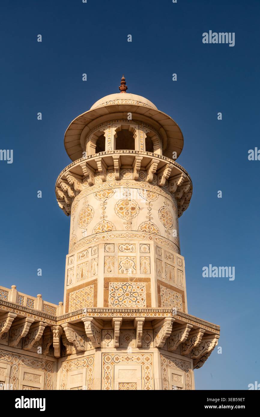 Minarett des Grabes von I'timād-ud-Daulah, einem Mogul-Mausoleum in Agra, Uttar Pradesh, Indien Stockfoto