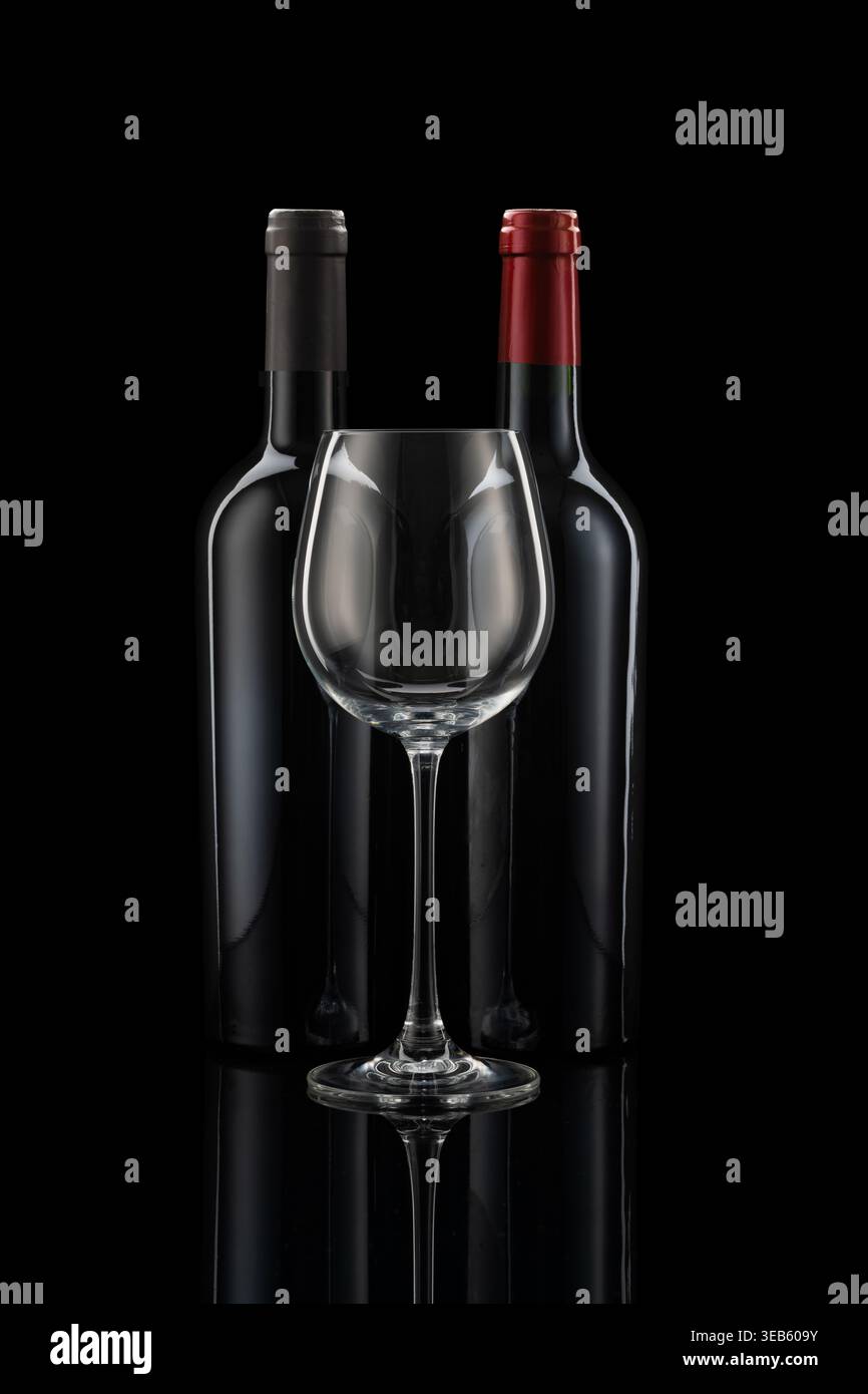 Weinglas, Weinflasche, Rotwein, Glasware, Weinflaschen, Rotweine Stockfoto