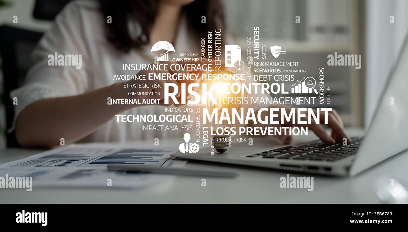 Ein Profi arbeitet an einem Laptop mit Schwerpunkt auf Risikomanagement und Finanzanalyse und demonstriert wichtige Strategien zur Kontrolle und Prävention Stockfoto
