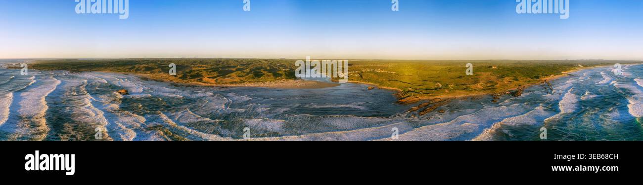 Tasmania Arthur River, der bei Sonnenuntergang in den Ozean am Rande der Welt eindringt und aus nächster Nähe mit Blick auf die Küste aus der Luft blickt. Stockfoto