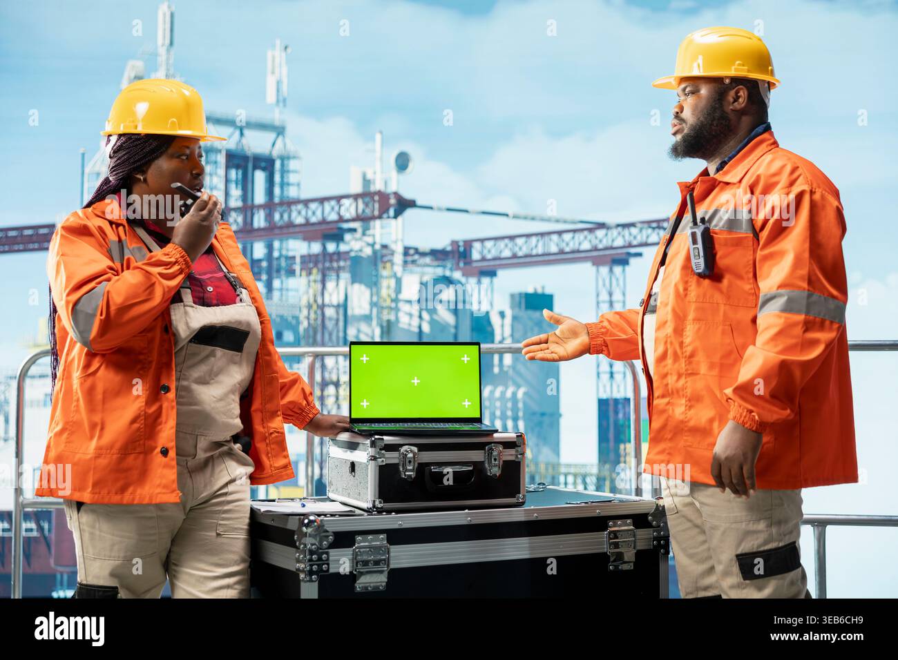 Green Screen Mockup Laptop-Software, die von Bohrgeräteexperten zur Erkennung von Anomalien verwendet wird. Mitarbeiter von Offshore-Plattformen verwenden Chroma Key-Notebook-Anwendungen zur Fernsteuerung von Systemen Stockfoto