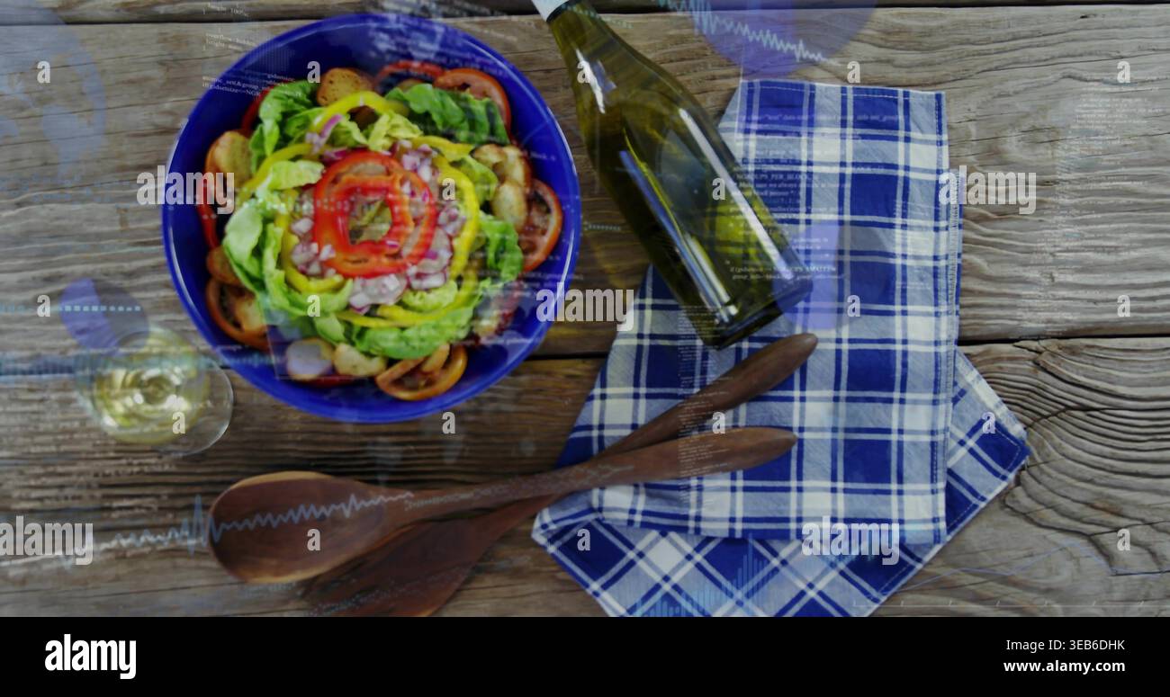 Die blaue Schüssel mit Salat, Tomate, Zwiebeln, Dressing, links auf dem Tisch sitzen, Weinflasche Stockfoto
