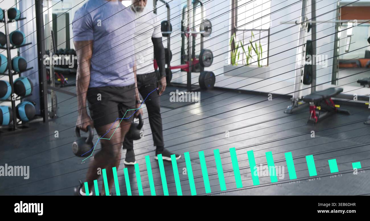 Walking man in grauem T-Shirt mit Kettlebells quer durch das Fitnessstudio, Coach mit türkisfarbenen Karten Stockfoto