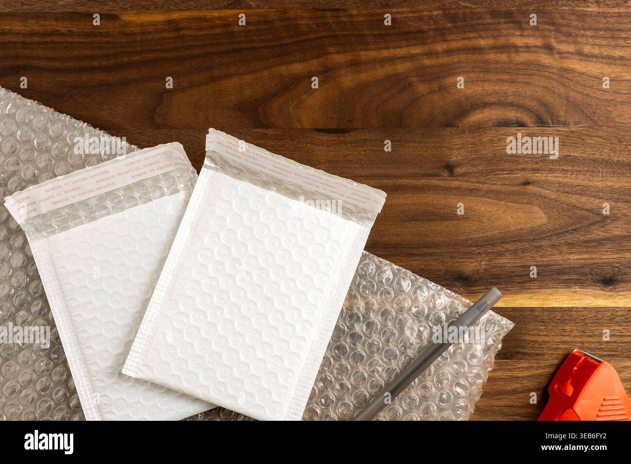 Flaches Verpackungsmaterial mit Luftpolsterfolie und gepolstertem Umschlag Stockfoto