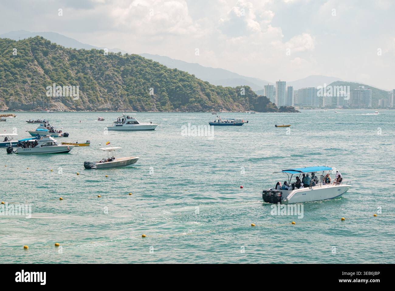 Santa marta, kolumbien - Noviembre 02, 2025 zahlreiche Boote mit Menschen, die Freizeitaktivitäten auf dem Meer in der Nähe der Küste von santa marta genießen, ein beliebtes Stockfoto