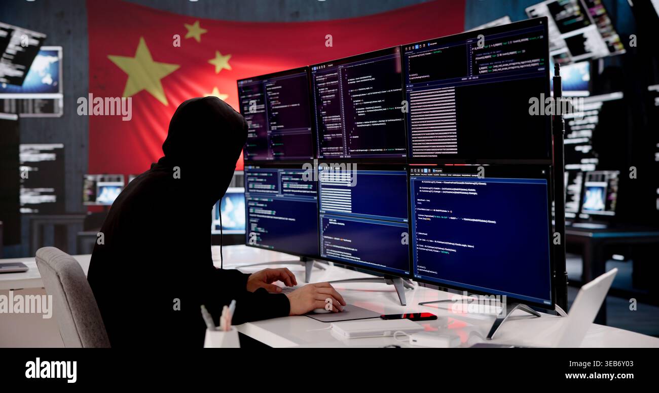 Junge männliche Hacker Coding vor Dem Hintergrund der chinesischen Nationalflagge Stockfoto