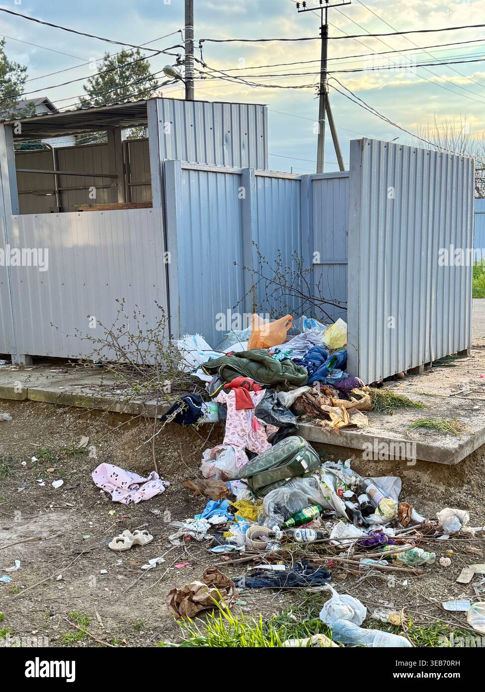 Die Abfallmenge nimmt zu und bleibt aufgrund der Gleichgültigkeit der Menschen nicht gesammelt Stockfoto