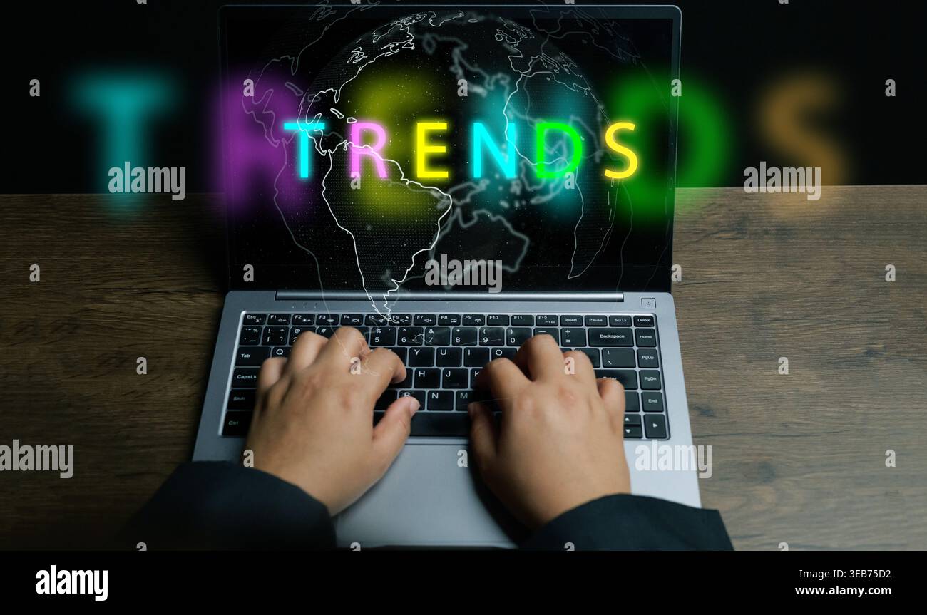 Business-Trends-Konzept mit professionellem Tippen auf einem Laptop mit leuchtendem Neontext und einer digitalen Weltkarte als Symbol für den internationalen Markt Stockfoto