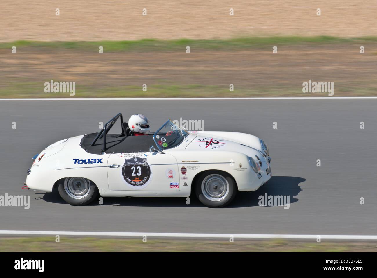 Vincent Tourneurs klassischer Porsche 356 Speedster aus dem Jahr 1965 beschleunigt die Mittelgeraden vor dem Parabolica Interior in Estoril. Stockfoto