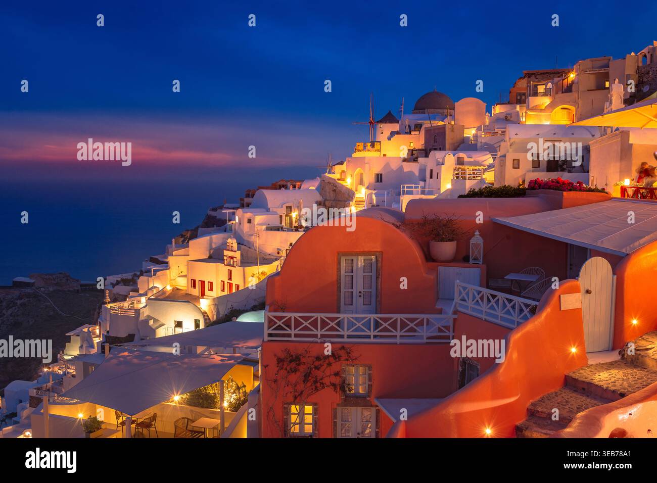 Stadt Oia auf Santorin, Griechenland. Traditionelle und berühmte Häuser und Kirchen mit blauen Kuppeln über die Caldera, Ägäis Stockfoto