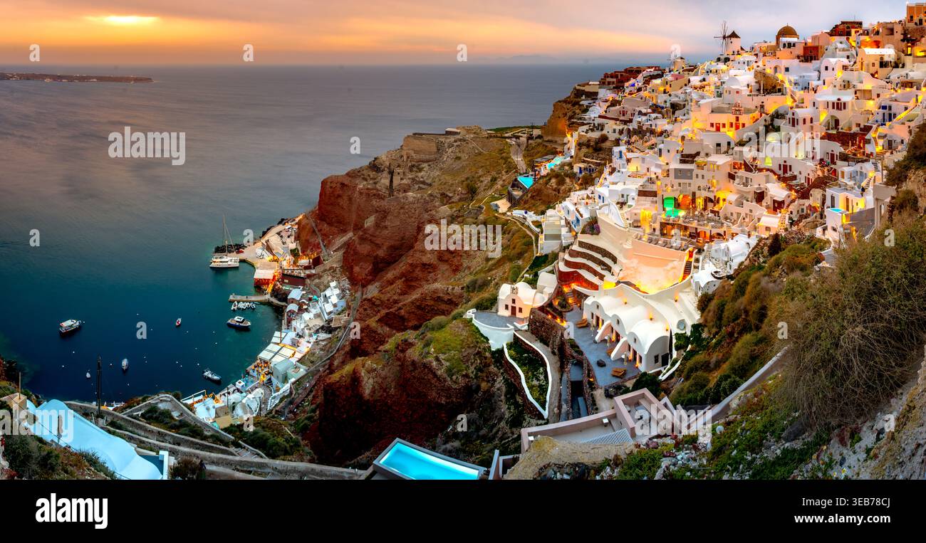 Stadt Oia auf Santorin, Griechenland. Traditionelle und berühmte Häuser und Kirchen mit blauen Kuppeln über die Caldera, Ägäis Stockfoto