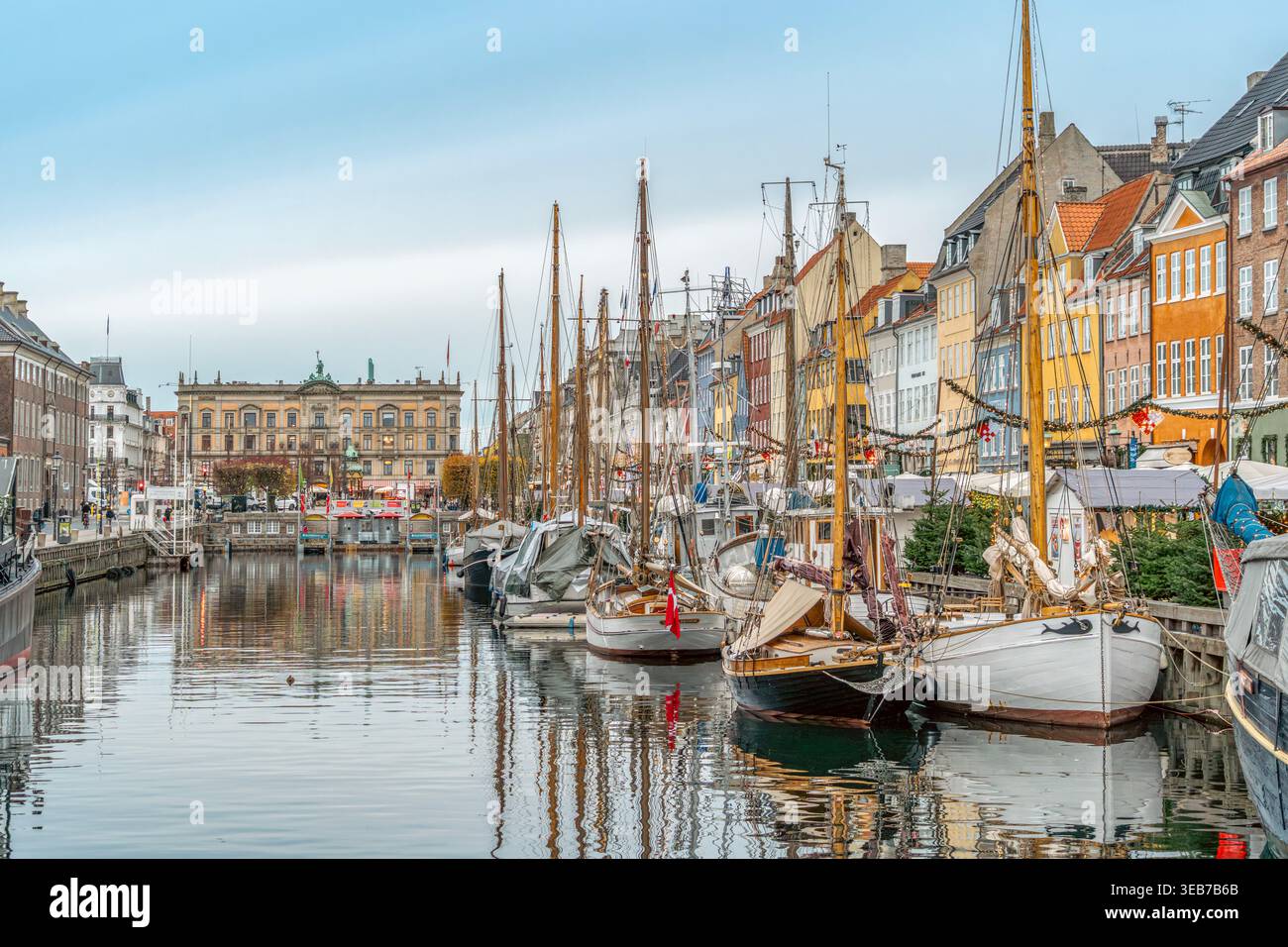 Nyhavn-Kanal mit historischen Holzsegelbooten in Kopenhagen, Dänemark, traditionell Stockfoto