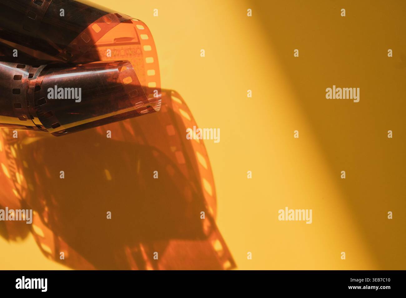 Film-Negativstreifen, der Kino und analoge Fotografie mit Kopierraum symbolisiert Stockfoto