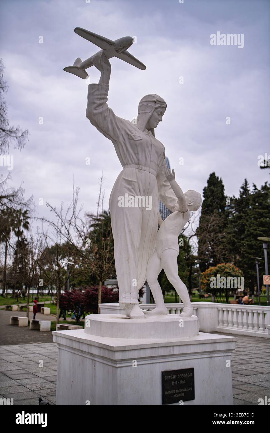 Batumi, georgien 21. april 2026: batumi-Denkmal des georgischen Helden fadiko gogitidze, einer Pilotin mit Kind und Flugzeug, zur Feier der Luftfahrt Stockfoto