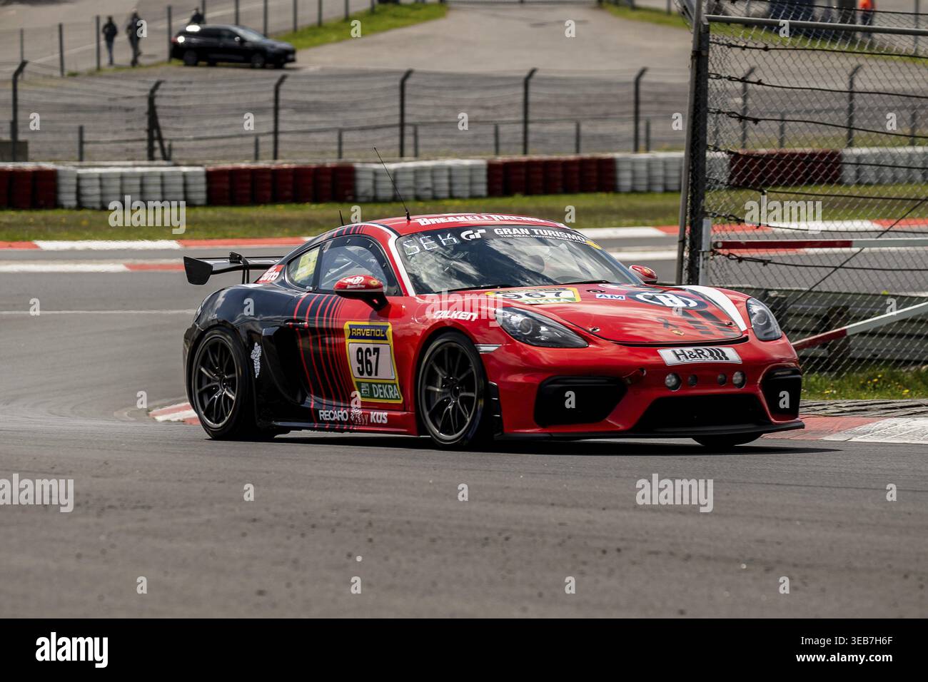 Breakell Racing Cup 3 UHR (#967) mit den Fahrern Karim Sekkat Abingdon (GBR), Josh Hislop (GBR), James Breakell (GBR). Das Auto wird auf der Rennstrecke fahren Stockfoto