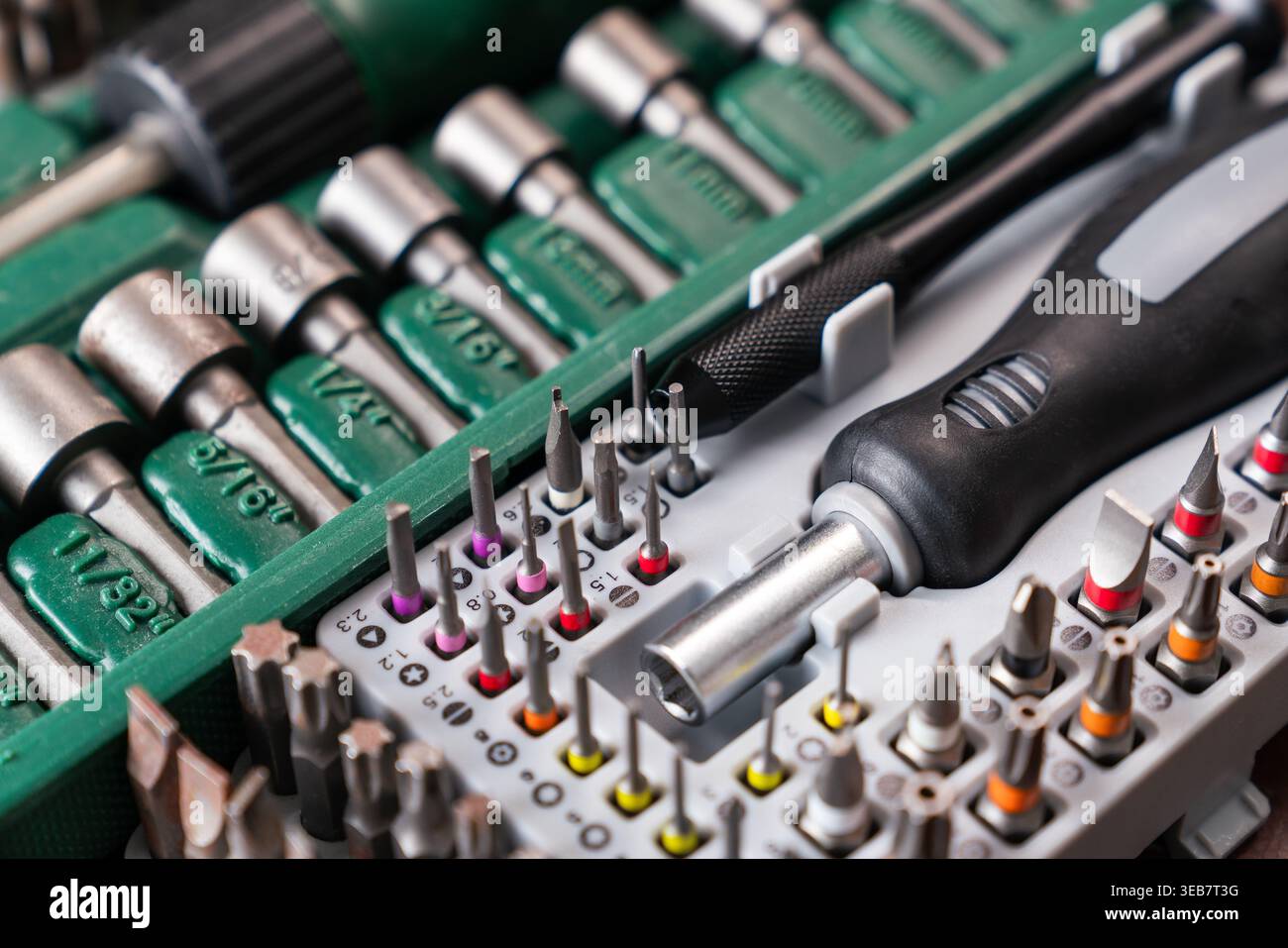 Professioneller Präzisions-Schraubendreher-Bit-Satz und Steckschlüssel-Toolkit Nahaufnahme auf weißem Hintergrund. Hochwertige Fotos Stockfoto