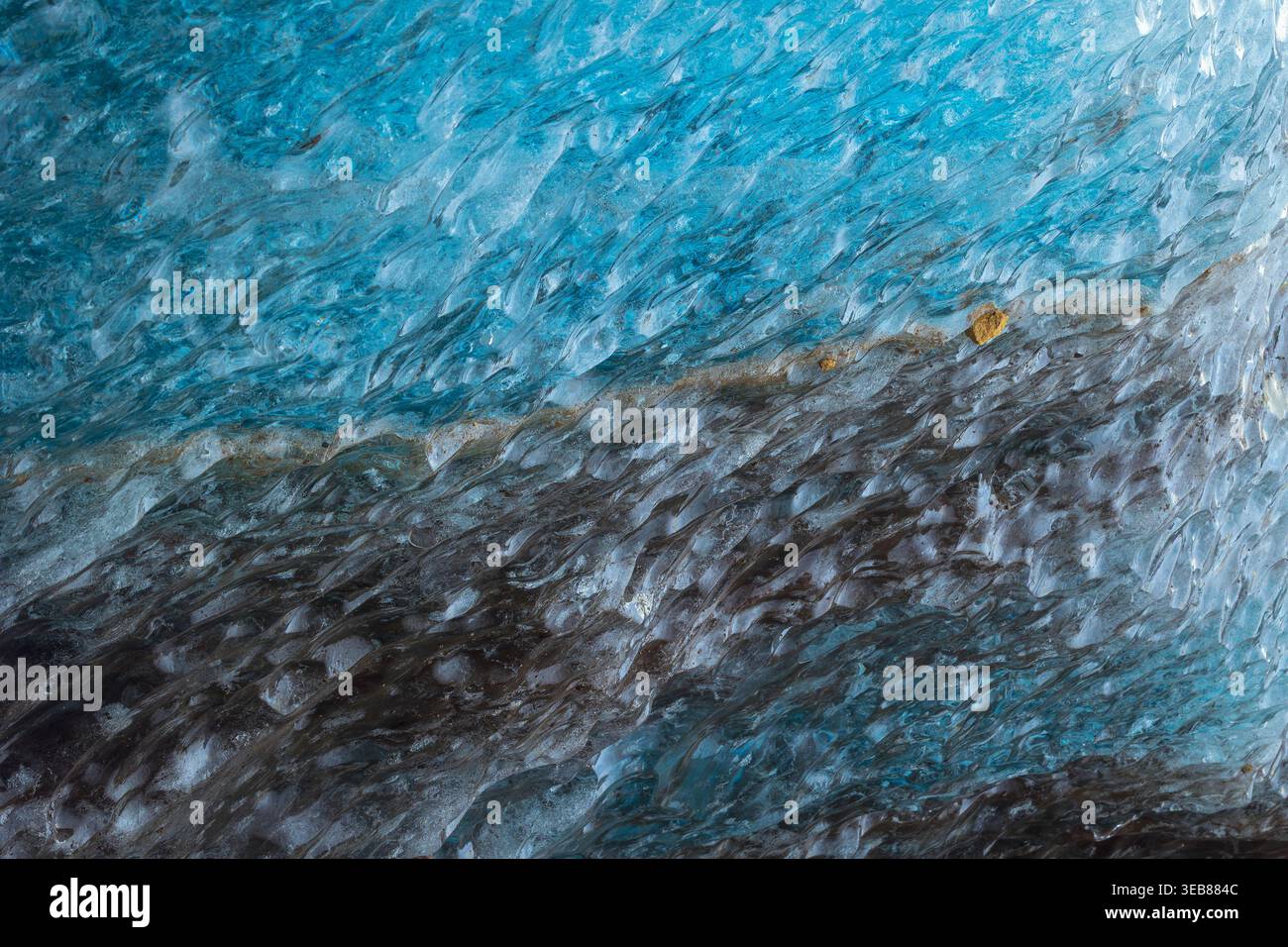 Blick auf das strukturierte blaue Eis und die dunklen vulkanischen Sedimentschichten des Svinafellsjokull-Gletschers in Sveitarfelagid Hornafjordur, Island. Stockfoto